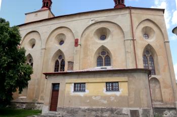 Jižní stěna lodi a presbytáře ( © Ivan Grisa 07/2009)