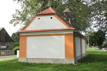 Kaple Nejsvětější Trojice v Oboře, místní části Doks. (© Pavel Vítek  09/2026)