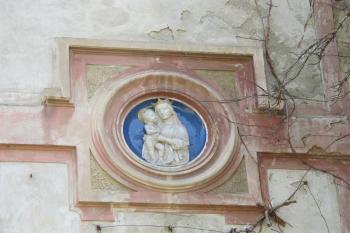 plastika panenky Marie na se.průčelí (© D Dohňanský, 09/2018)