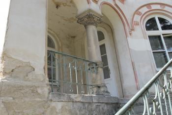 detail vedlejšího vstupu s dórským sloupem na vých.straně zámku (© D Dohňanský, 09/2018)