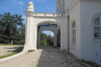 "kočárovský" průjezd při vstupu u hlavního průčelí  (© D Dohňanský, 09/2018)