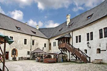 Nádvoří ( © Luděk Pitter 08/2005)