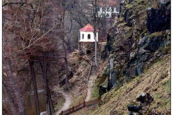 Kaplička pod hradem ( © Radovan Smokoň 04/2006)