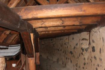 Ochoz na hradbě mezi Markrabským domem a dolním křídlem ( © Ivan Grisa 11/2009)