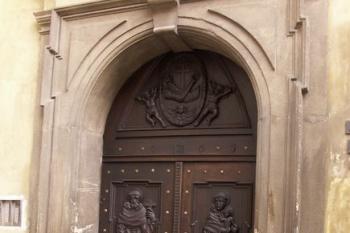 portál s vyřezávanými dveřmi ( © Milan Caha 12/2007)