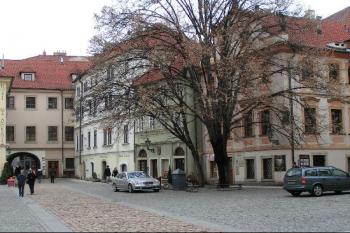 Nádvoří Týnu ( © Petr Turyna 02/2004)
