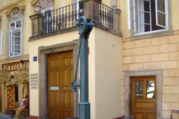 Studna Týnského dvora ( © Miroslav BITTER 05/2008)