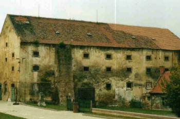 Hospodářská budova (© Iva Synková 2000)