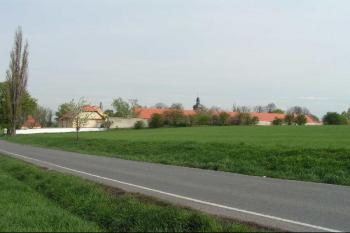 Příjezdová silnice z Vinoře ( © Petr Turyna 04/2004)