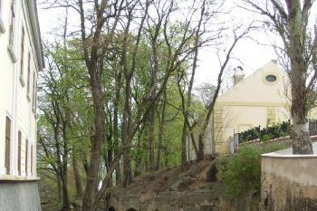 Příkop původní gotické tvrze ( © Petr Turyna 04/2004)