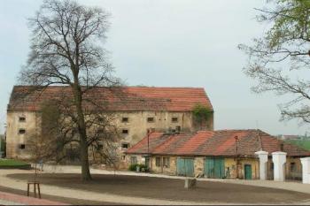 Areál zámku ( © Petr Turyna 04/2004)