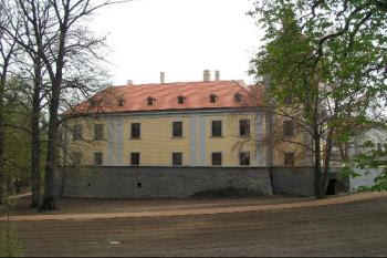 Zámek a nově opravené zahrady, pohled od severu. ( © Petr Turyna 04/2004)