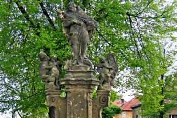 Sousoší před kostelem Povýšení sv. Kříže v Praze-Vinoři ( © Pavel Vítek 04/2009)