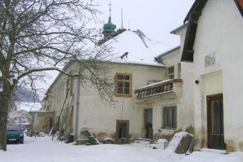 Pohled na zámek z bývalého nádvoří ( © Pavel Vítek 01/2006)