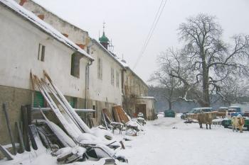 Zámecké panstvo na procházce po nádvoří ( © Pavel Vítek 01/2006)