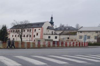 Celkový pohled. Věžička patří katolickému kostelu na Vratislavově náměstí. ( © Roman Řezáč 12/2004)