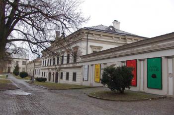 Čelní strana zámku ( © Roman Řezáč 12/2004)