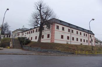Pohled od autobusového nádraží ( © Roman Řezáč 12/2004)