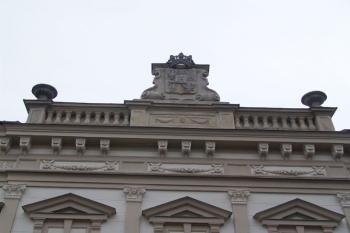 Erb nad vstupem ( © Roman Řezáč 12/2004)