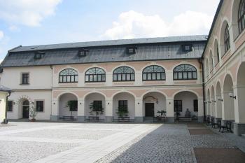 vnitřní nádvoří,vedlejší zámecký trakt (© D Dohňanský, 07/2014)