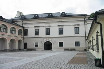 vnitřní nádvoří,hlavní zámecká budova (© D Dohňanský, 07/2014)