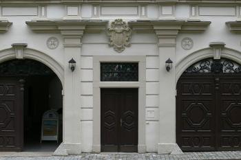 Dvojitý portál směřující na náměstí ( © Petr Turyna 08/2006)