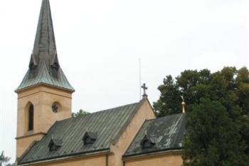 Kostelík stojí přímo u zámku. ( © Petr Turyna 07/2004)