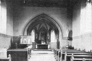 pohled do presbytáře na počátku 20. století (© Antonín Podlaha: Posvátná místa království Českého; Díl 1. Vikariáty: Českobrodský, Černokostelecký, Mnichovický a Prosecký, Dědictví sv. Jana Nepomuckého, Praha 1907)