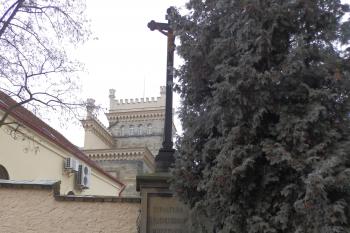 Řádový hřbitov před hlavním vchodem (v pozadí věž hloubětínského zámku) (© Johannes Cladis, 01/2017)