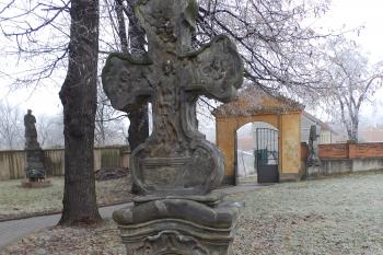 Rokokový kříž na hřbitově (zadní strana) (© Johannes Cladis, 01/2017)