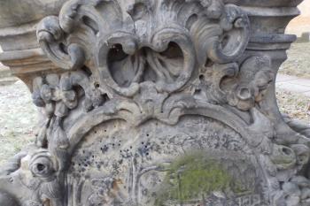 Rokokový kříž na hřbitově (přední strana - detail) (© Johannes Cladis, 01/2017)