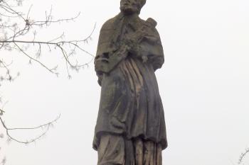 Socha sv. Jana Nepomuckého na hřbitově (© Johannes Cladis, 01/2017)
