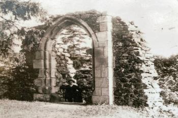 Zrekonsturovaný portál v roce 1888 (Fond národopisného muzea Plzeňska (fotorepro z cedule u místa))