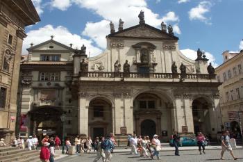 pohled na průčelí kostela od Karlova mostu ( © Milan Caha 07/2008)