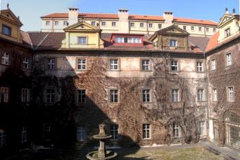 Révový dvůr ( © Ivan Grisa 04/2005)