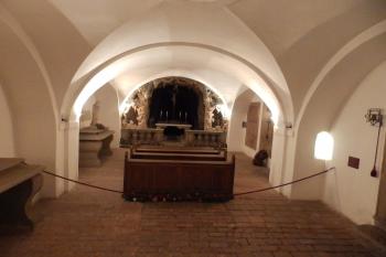 Podzemní kaple - grotta (© Johannes Cladis, 12/2014)