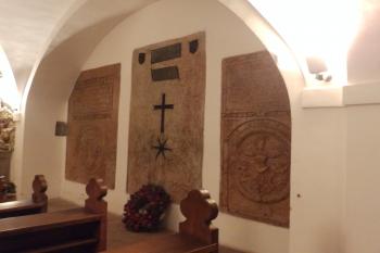 Náhrobníky v podzemní kapli (© Johannes Cladis, 12/2014)