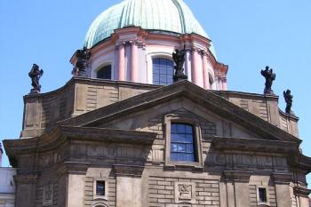 Průčelí kostela sv. Františka obrácené do Křižovnického náměstí ( © Jan P. Štěpánek 07/2007)
