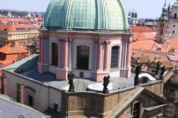 Pohled na kostel ze Staroměstské mostecké věže ( © Jan P. Štěpánek 07/2007)
