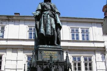 Celkový pohled na pomník Karla IV. ( © Jan P. Štěpánek 07/2007)