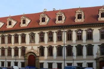Severní průčelí hlavní palácové budovy ( © Petr Turyna 01/2006)
