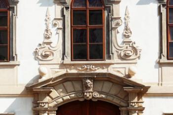 Portál pravého vjezdu v hlavním průčelí. (© Jan Sommer, 04/2008)