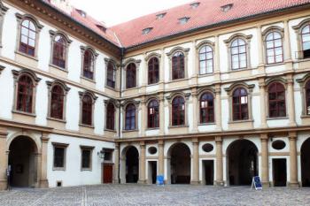 Jižní a západní strana 1. nádvoří. (© Jan Sommer, 04/2008)