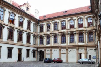 Severní a východní strana 1. nádvoří. (© Jan Sommer, 04/2008)