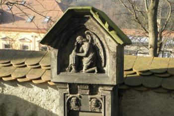 Náhrobek na hřbitově (©doxa  , 12/2013)