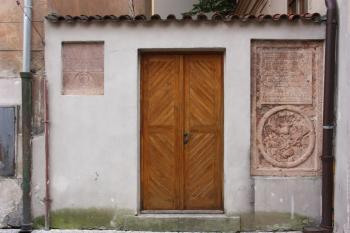 Náhrobky Karla Mělnického z Karlsperka a faráře Jana Glodomastese ve zdi mezi farou a školou jižně od kostela ( © Ivan Grisa 07/2009)