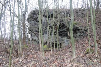 Skalisko na SZ, na kterém patrně stála věžovitá stavba (dnes je tu pomník) (© Jan Večeřa, 02/2016)