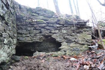 Objekt podsklepeného paláce, fragment náběhu valené klenby (© Jan Večeřa, 02/2016)