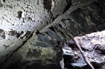 Sklepení s vloženým průchodem. Mezi klenbou a záklenkem jsou vidět zasunuté konce šalovacích prken (© Jan Večeřa, 02/2016)