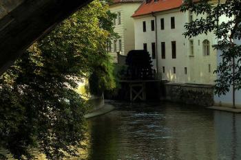 Pohled na mlýnské kolo ( © Radovan Smokoň 08/2007)